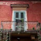 �Quella centrale da cui pendono delle piante rampicanti - aggiunge l�esperto-, � arricchita da una ringhiera in ferro battuto modellata con archetti a sesto acuto che sembrano quasi imitare lo stile gotico veneziano�